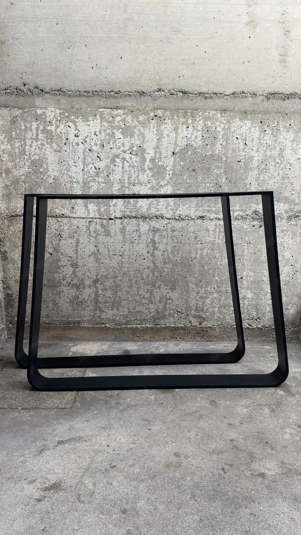 Design-Tischkufen in Trapezform