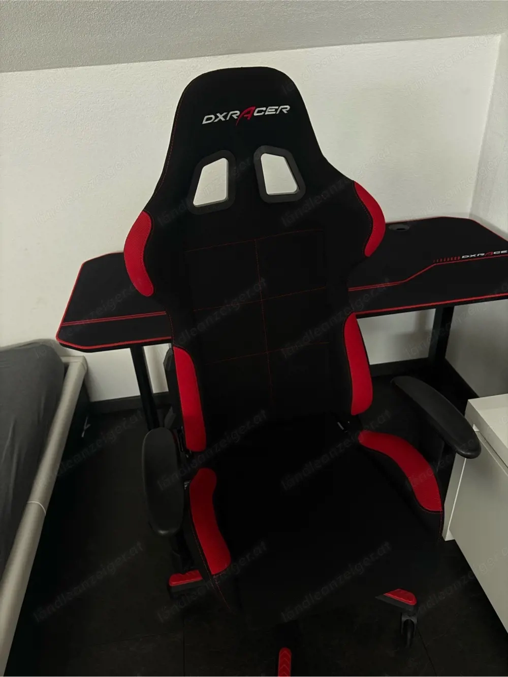 DX Racer Gamingstuhl Tisch