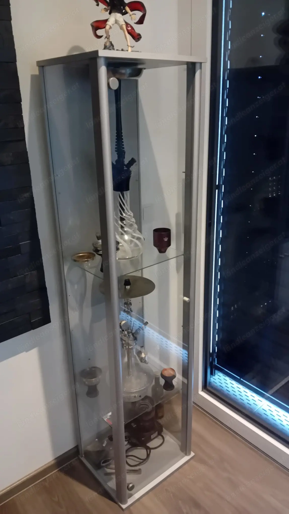 Glasvitrine ohne Inhalt zu verschenken