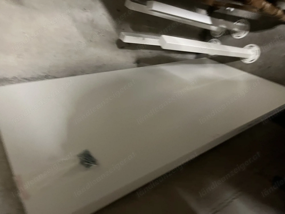 Ikea Schreibtisch  .