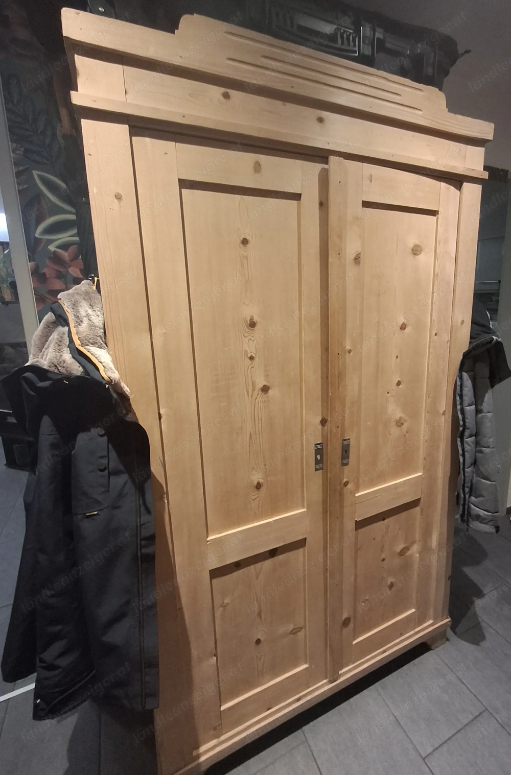 Alter wunderschöner Schrank