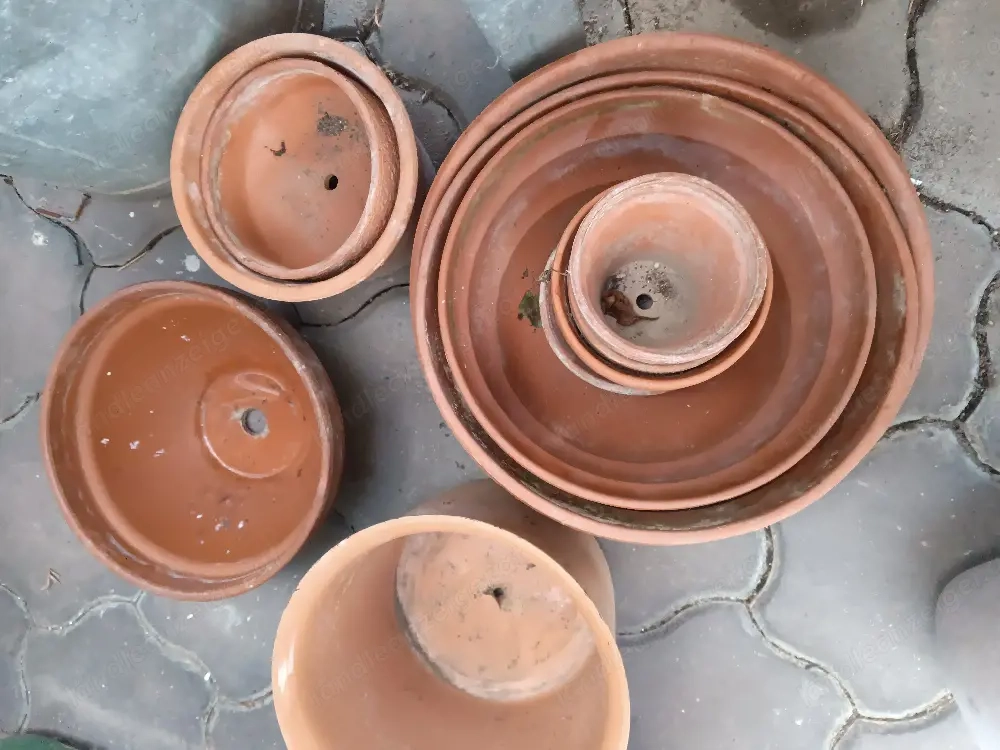 Tonschalen und Töpfe. 