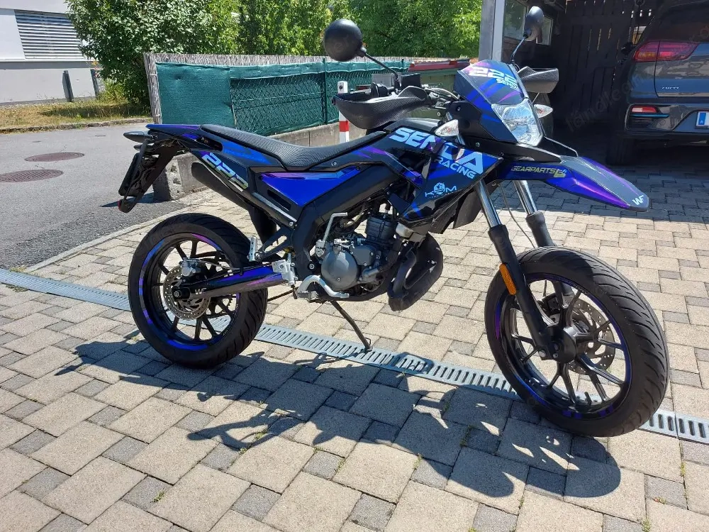 Derbie Senda DRD X Treme SM Farbe schwarz mit violett-blauer Folie  