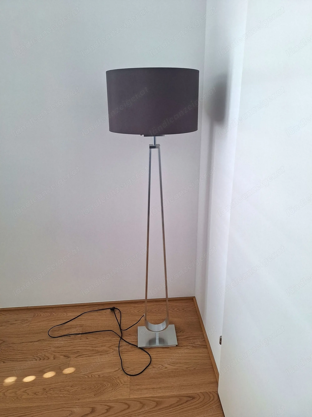 Dimmbare IKEA-Stehlampe in silber mit Lampenschirm von Fink Living in grau  