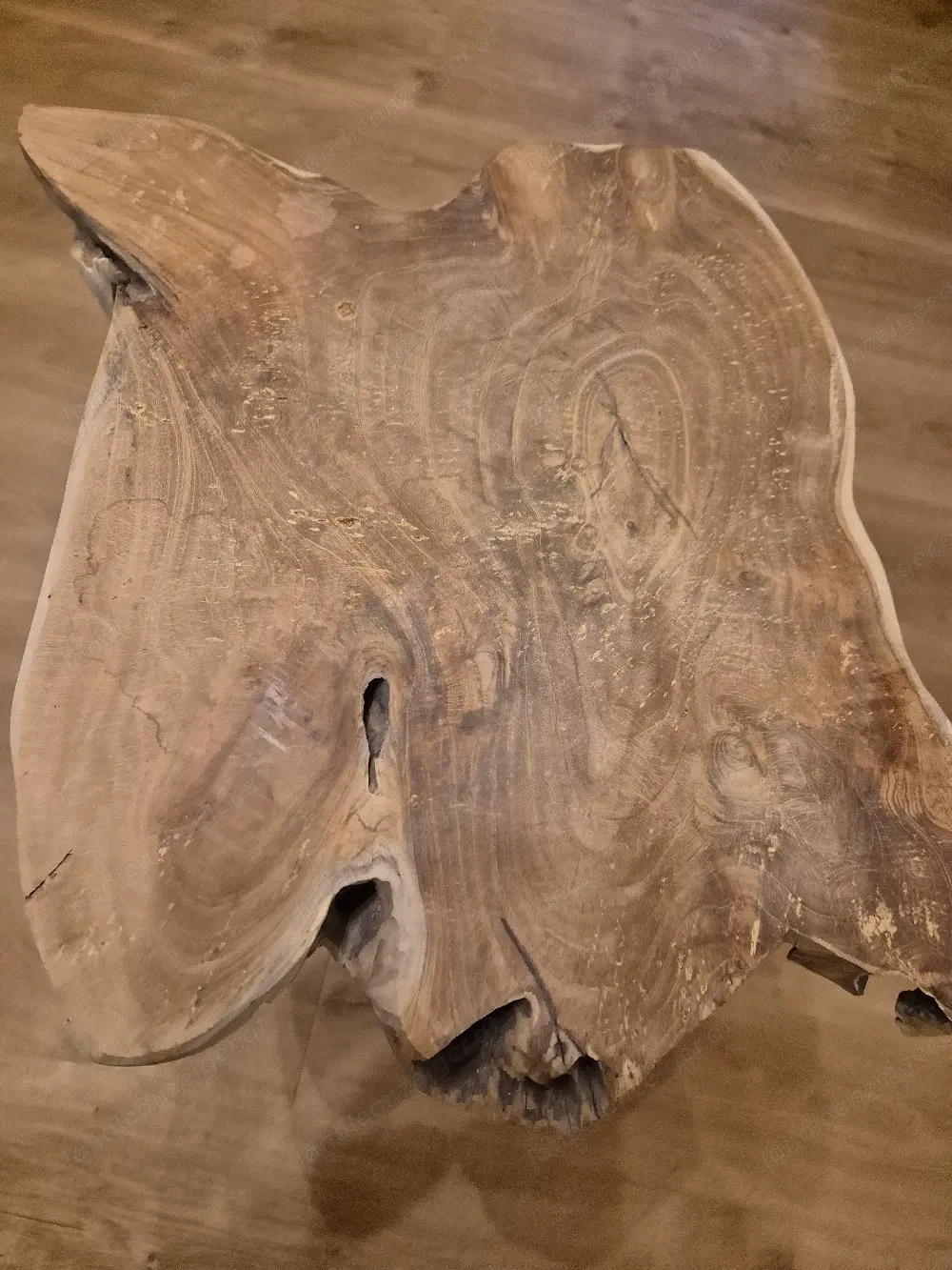 Kleiner Tisch aus Holz