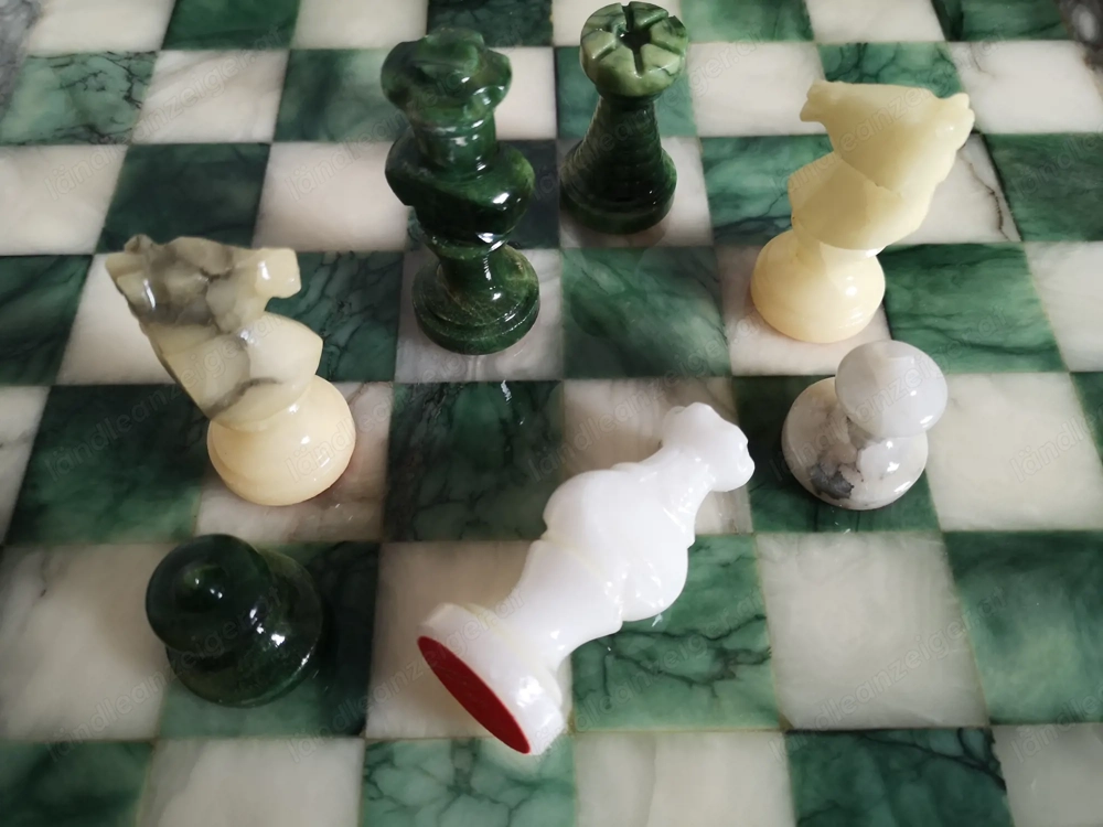 Alabaster Schachbrett mit Figuren aus Italien