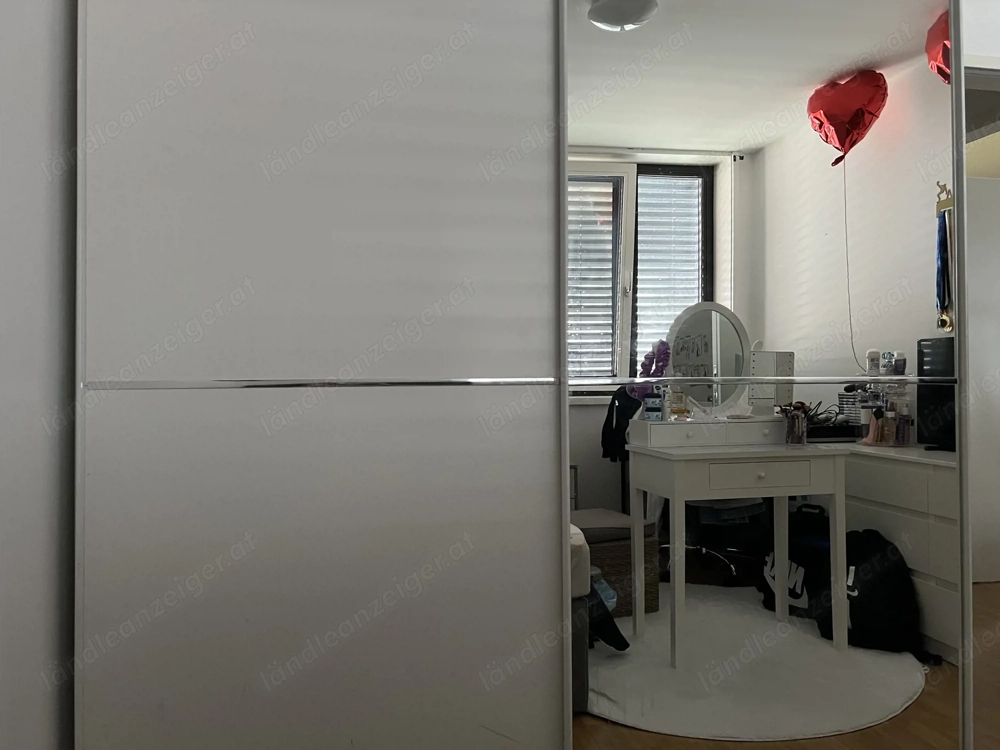 Kleiderschrank mit Schiebetür und Spiegel