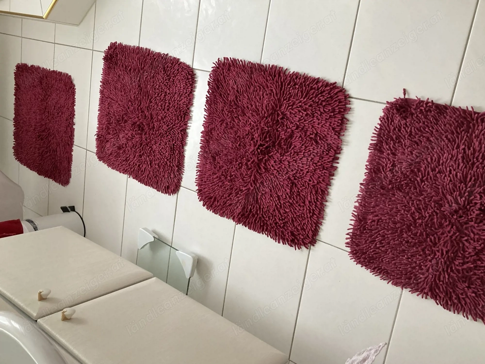 4 Badteppiche, weinrot
