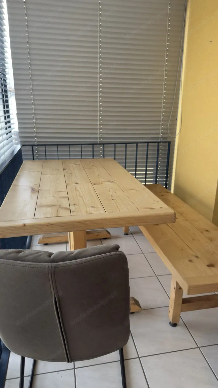 Massiver Holztisch mit Sitzbank & Stuhl