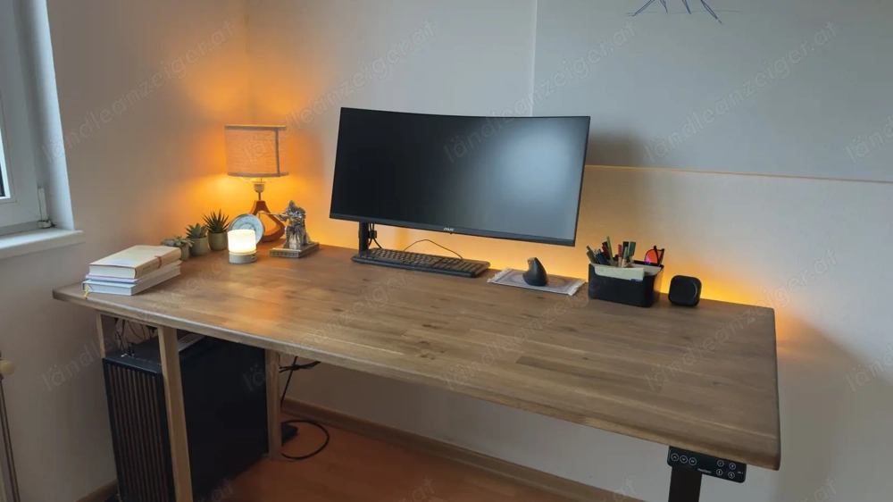 Elektrischer Stehschreibtisch mit Massivholzplatte (Akazie) + Bürostuhl