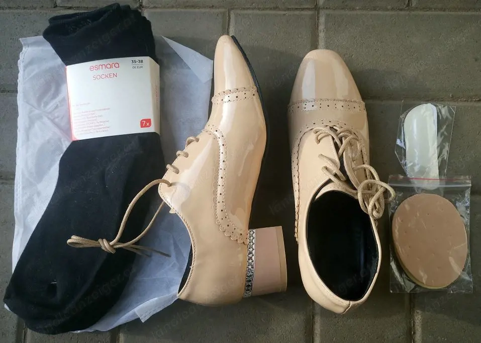 Neu & ungetragen: Beige Pumps in Gr. 37 inkl. 7er-Pack Socken (Gr. 35-38)