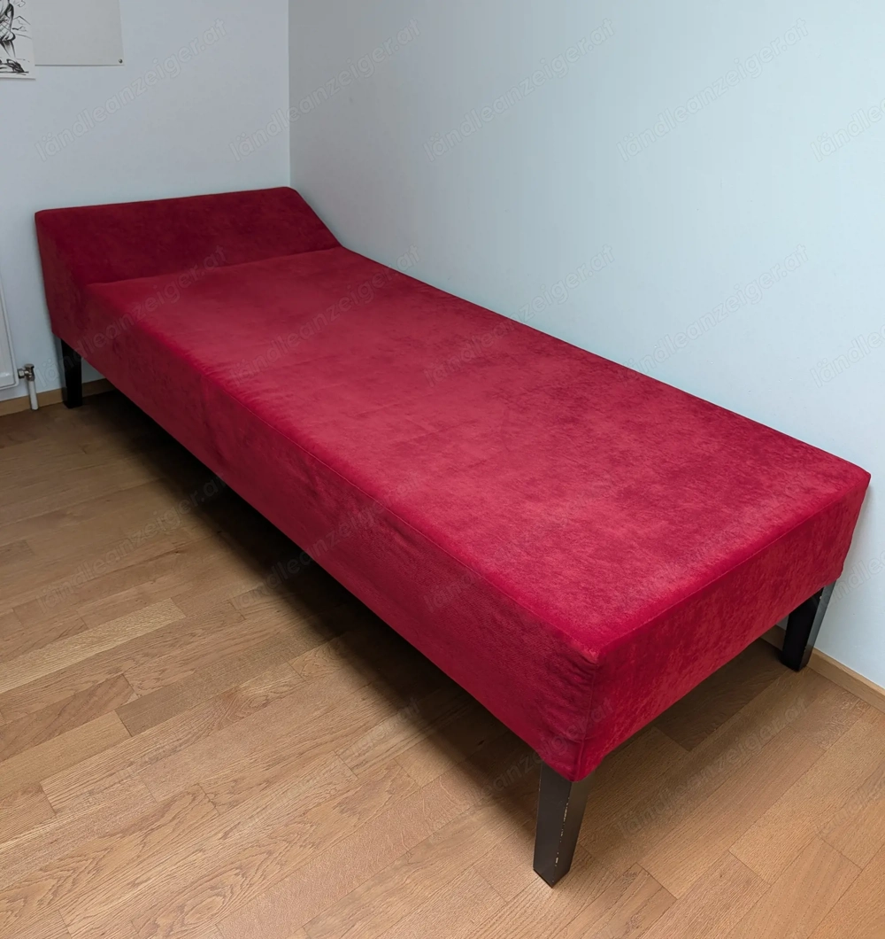 Rote Liege   Couch vom Tischler
