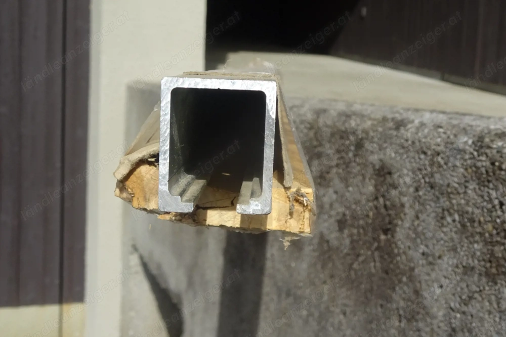 Schiebetürschieneführung 2,4m lang