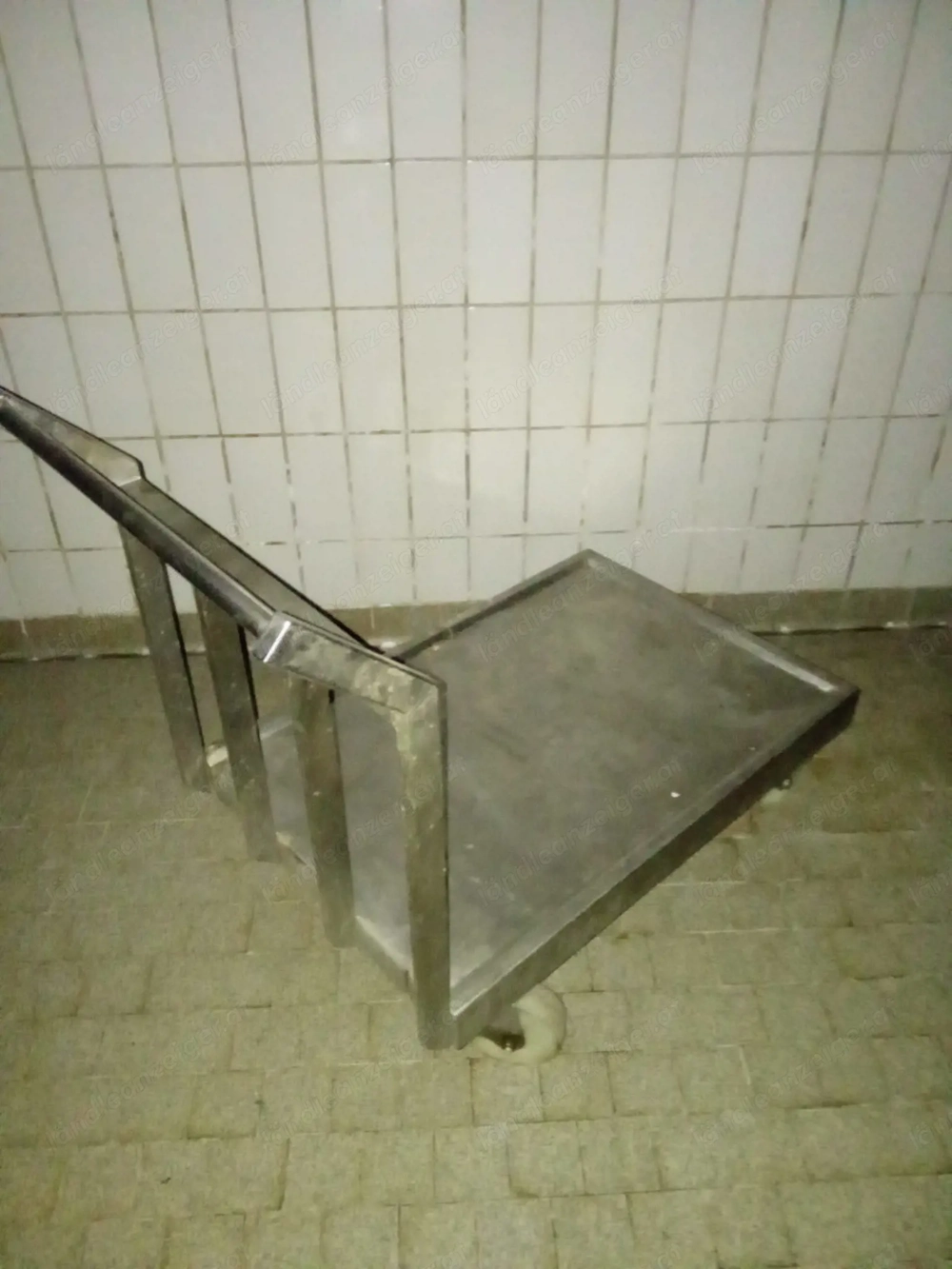 Edelstahlwagen mit 4 Rädern