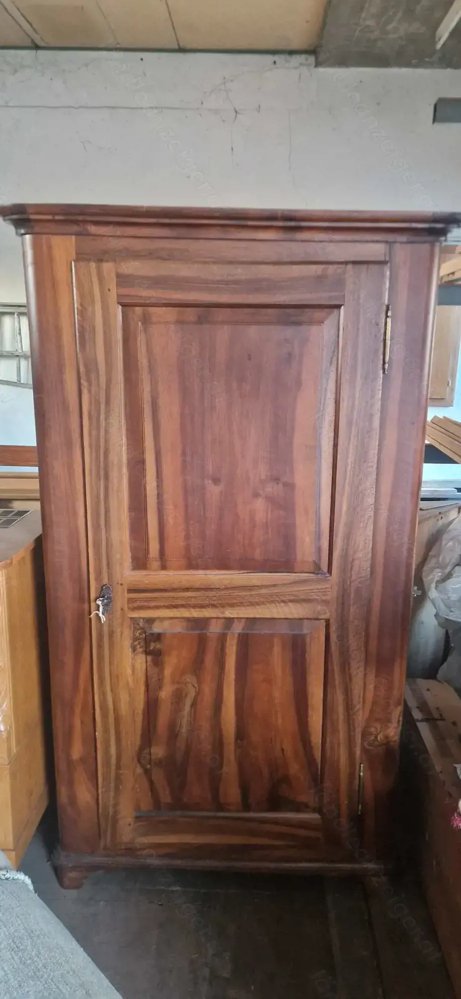 Schrank aus Nussholz