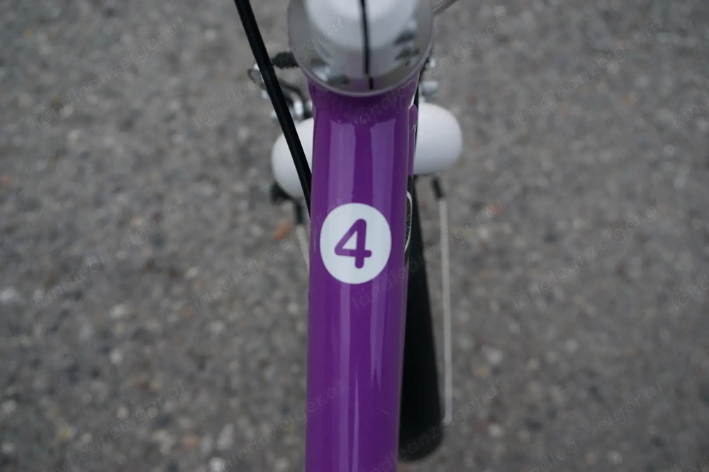 Kinderfahrrad Woom 4 Violett mit Seitenständer und Schutzblechen