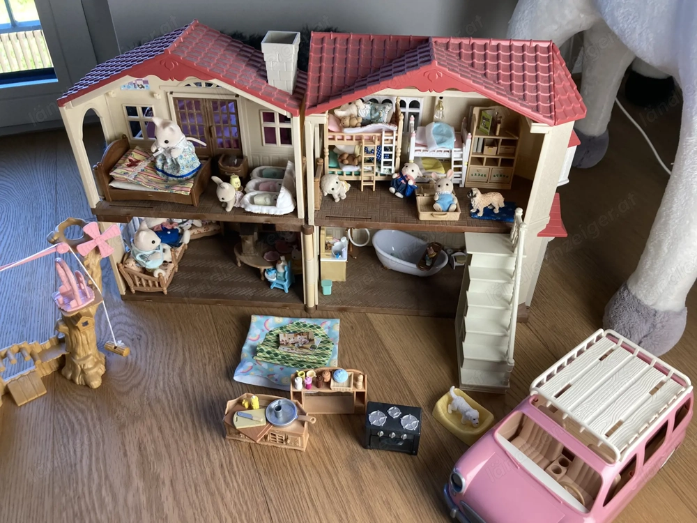Sylvanian Stadthaus inklusive Einrichtung, Spielplatz, Auto und vielen Figuren