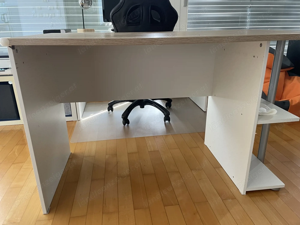 Schreibtisch