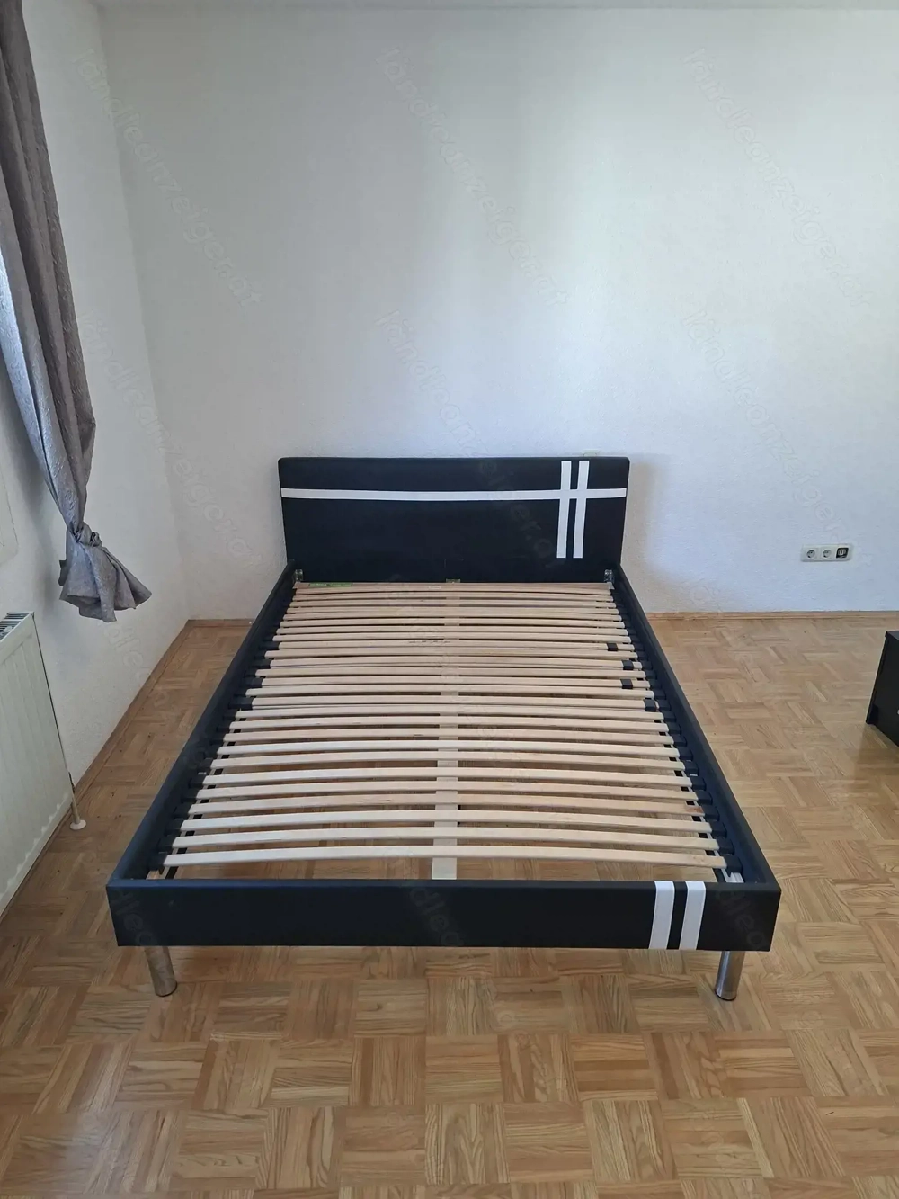 Bett  mit Lattenrost