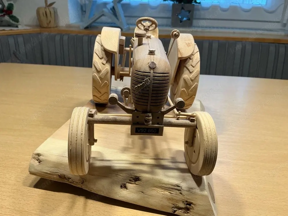 Oldtimer Steyr Traktormodel aus Holz
