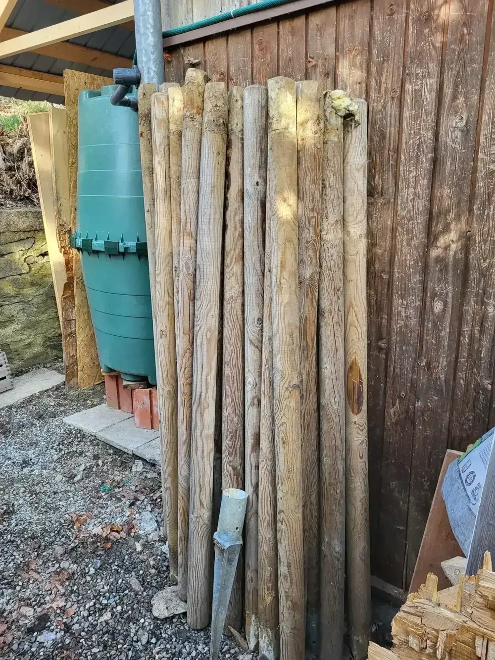 Holzpfähle und Spitze