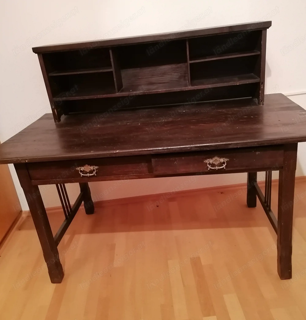 alter Bürotisch