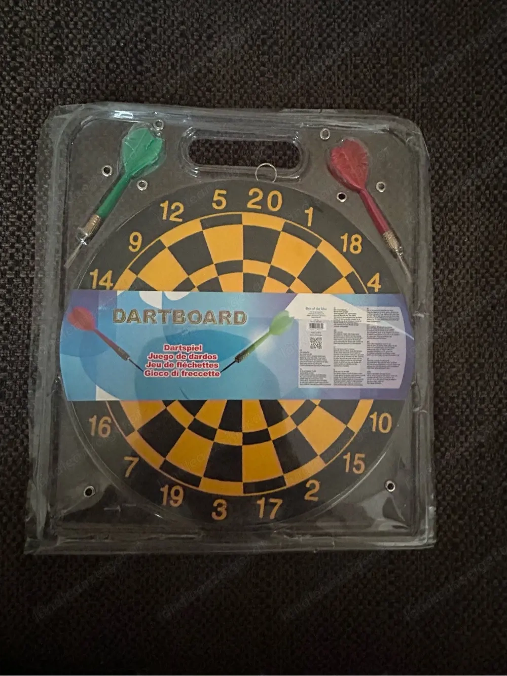 Dartspiel mit 2 spitzen Pfeilen