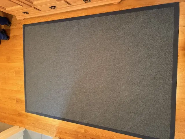 Teppich mit blauer Umrandung