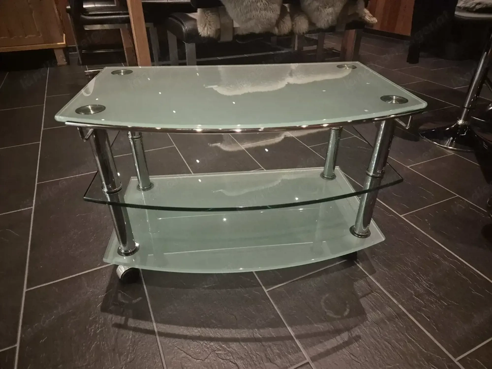 Couchtisch aus Glas und Chromstahl .