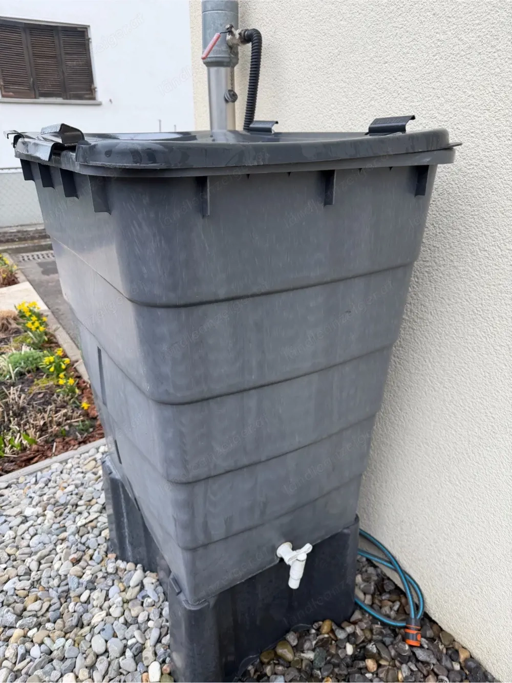 Regentonne mit Sockel