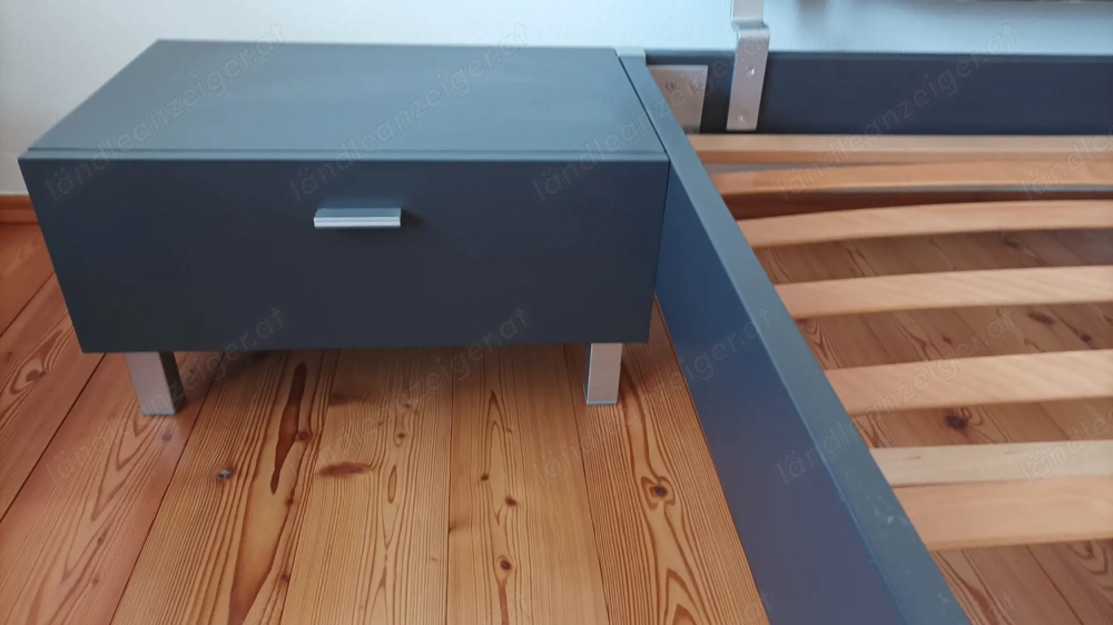 Einzelbett  mit Kopfteil und 2 Nachtkästchen 