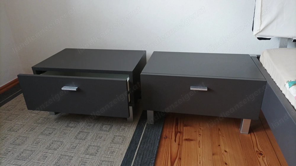 Zwei Nachtkästchen mit Schublade