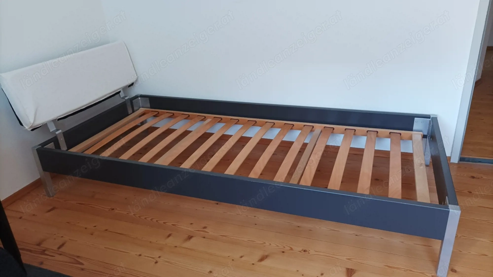 Einzelbett mit Kopfteil 