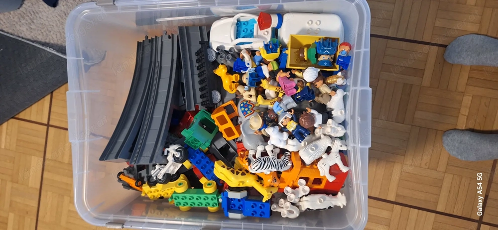 Große Duplo Legokiste mit Gleisen, vielen Tieren, Figuren, Autos und Zug. 