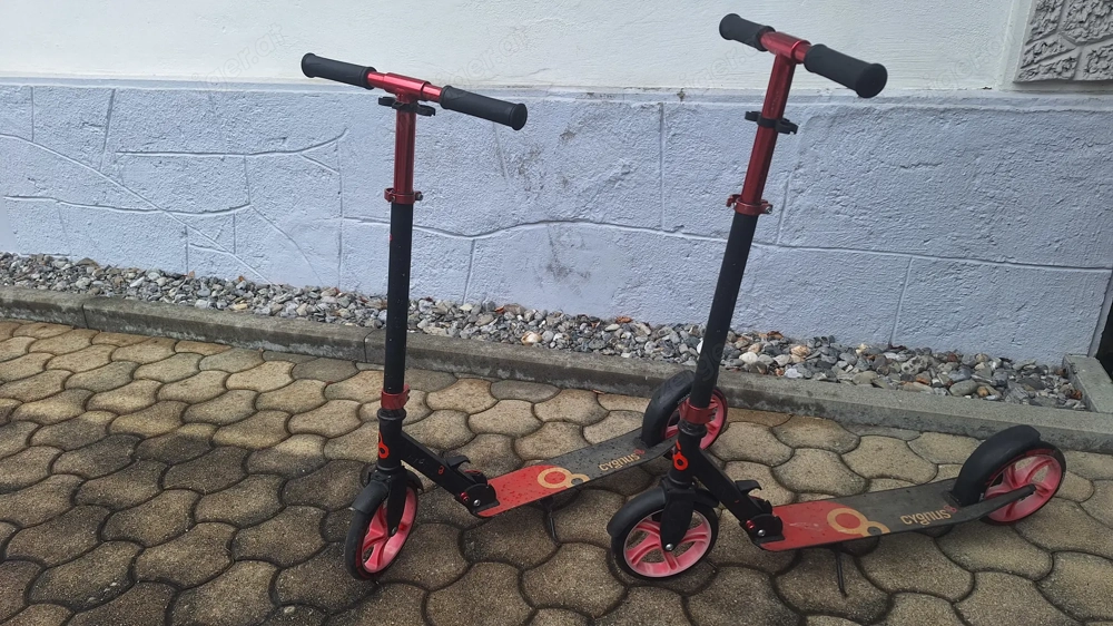 Zwei Scooter  Roller, Höhe des Lenkers ist auf drei verschiedene Höhen verstellbar. Höhen 