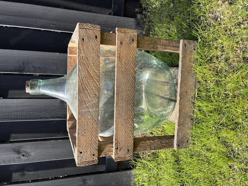 Glasballon im Holzgestell