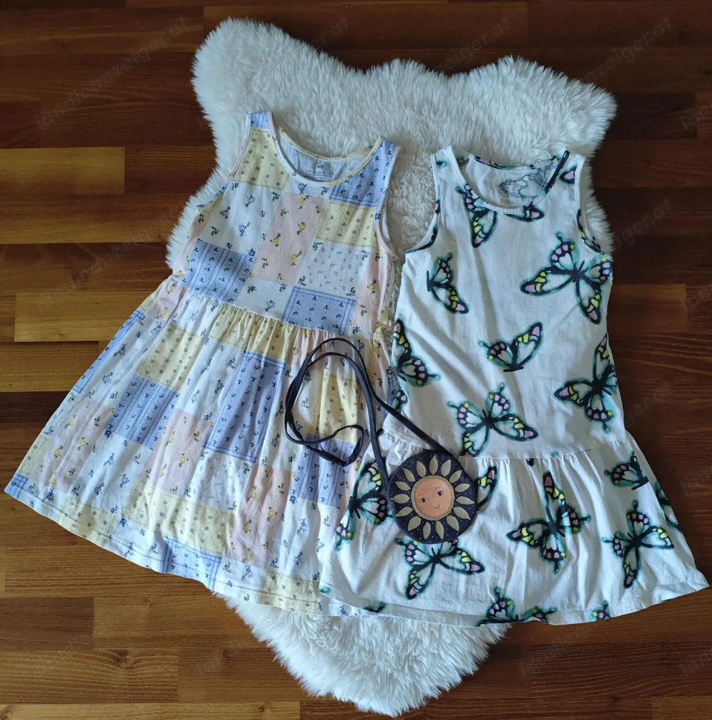 2 süße Kleidchen mit Stofftäschchen Gr. 122-128