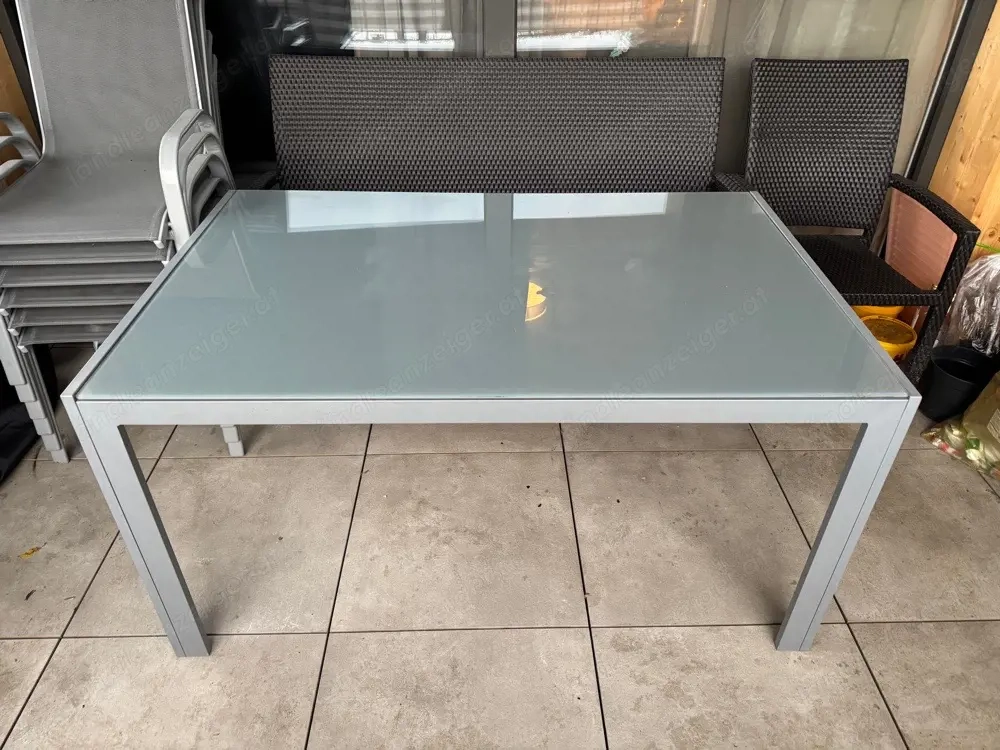 Gartentisch und 6 Stühlen