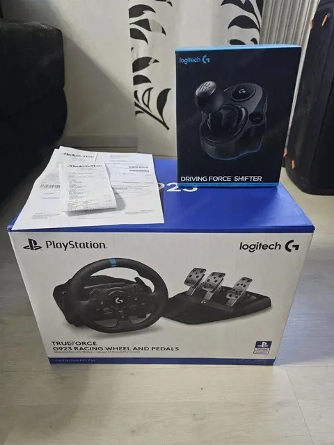 Logitech G923 Rennlenkrad mit Pedalen und Schalter. Guter Zustand 