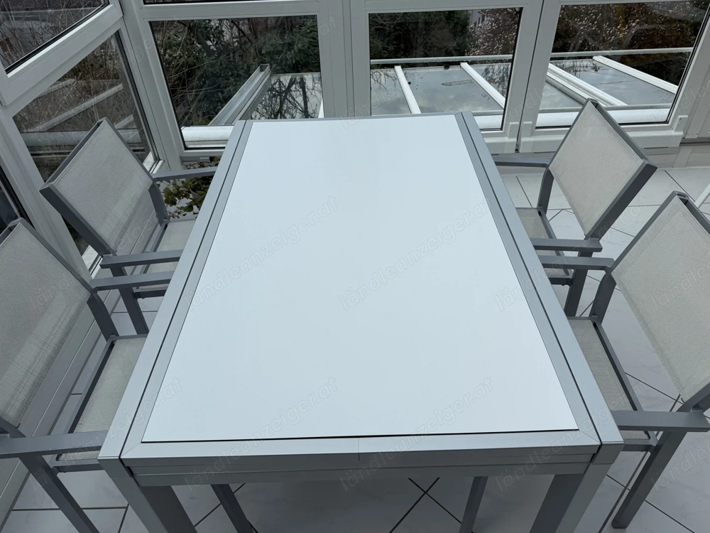 Auziehbarer Terrassentisch mit 4 Stühlen
