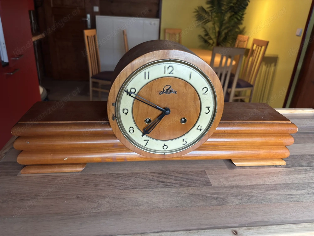 massive alte Uhr mit leichtem Makel - Hersteller Gröblinger