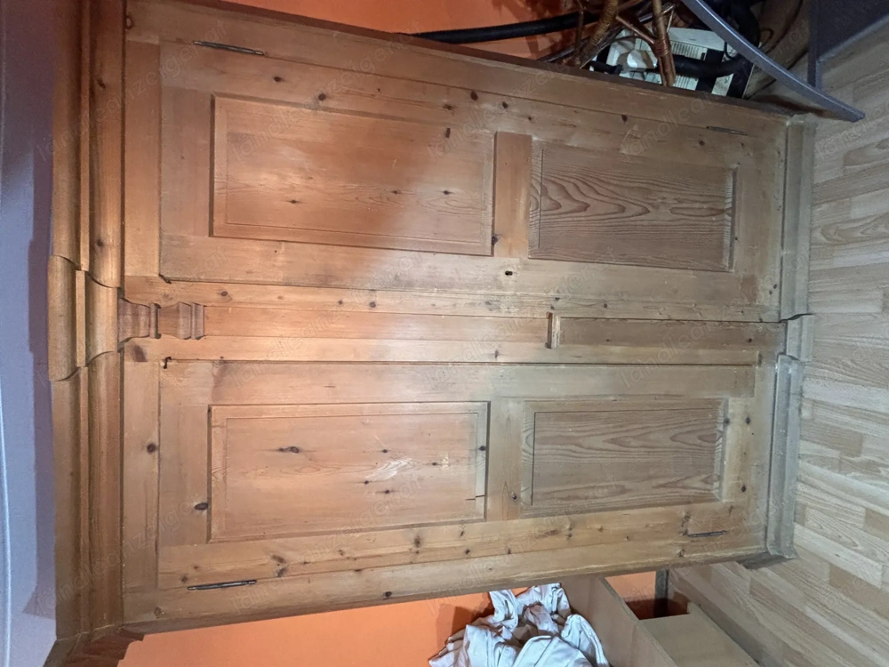 stilvoller alter Bauernkleiderkasten aus Massivholz 