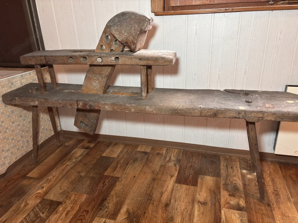 uralter Schneidesel für Dachschindeln aus dem Bestand eines alten Bauernhauses