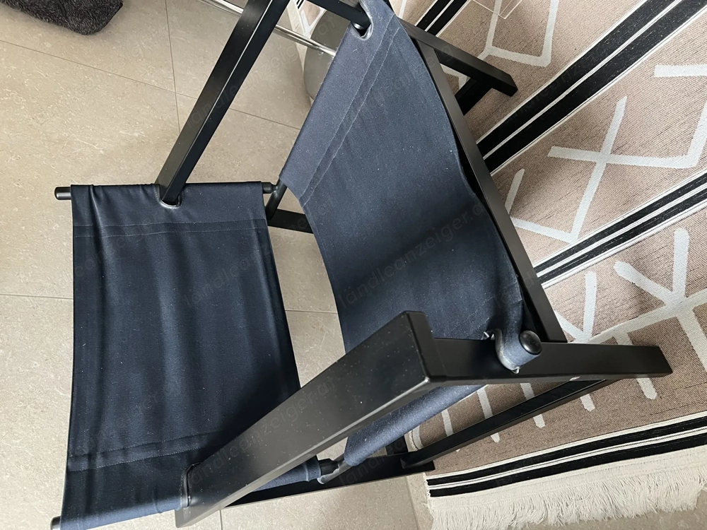 Sessel aus Leinenstoff auf Holz