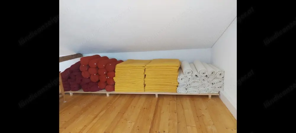 Raum zu vermieten, geölter Holzboden, Decken, Yogakissen und Matten sind Vorort 