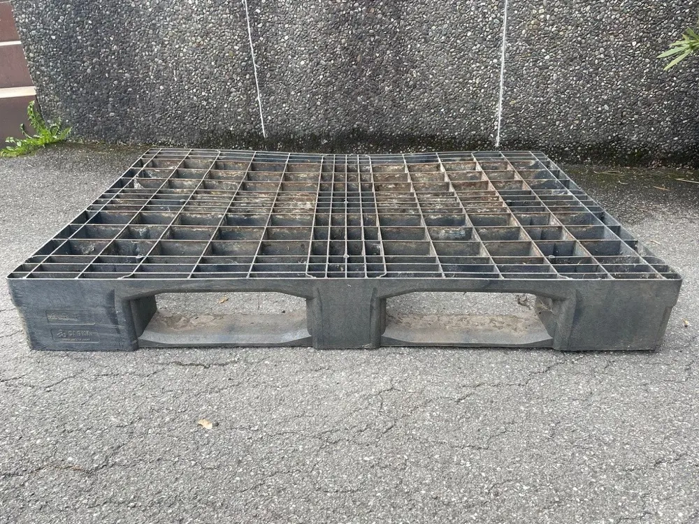 Kunststoffpalette zu verschenken