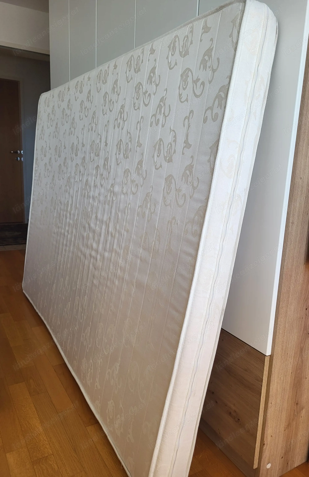 Matratze mit Überzug zu verschenken