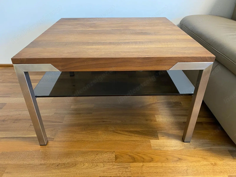 Moderner Couchtisch mit Holzplatte