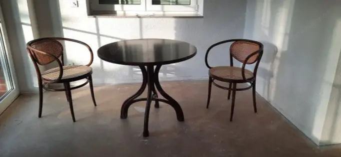 Thonet Tischt mit zwei stühlen 210 R