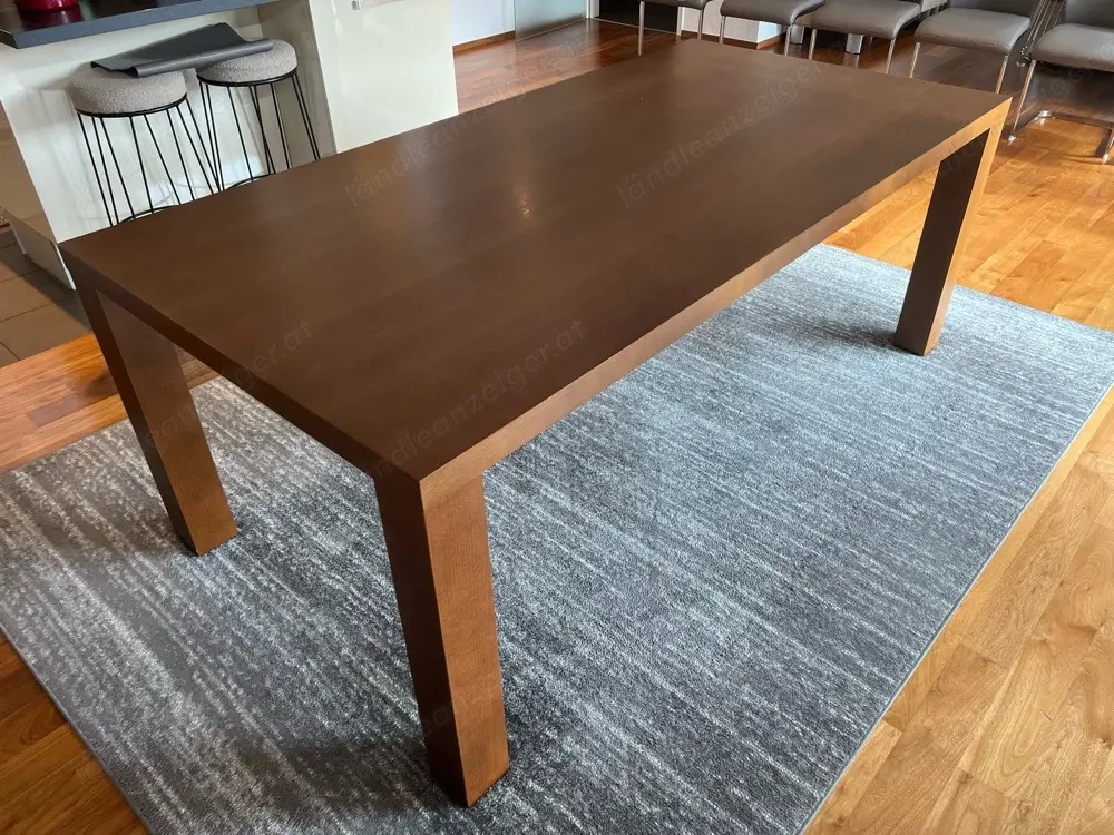 Esstisch mit Stühlen